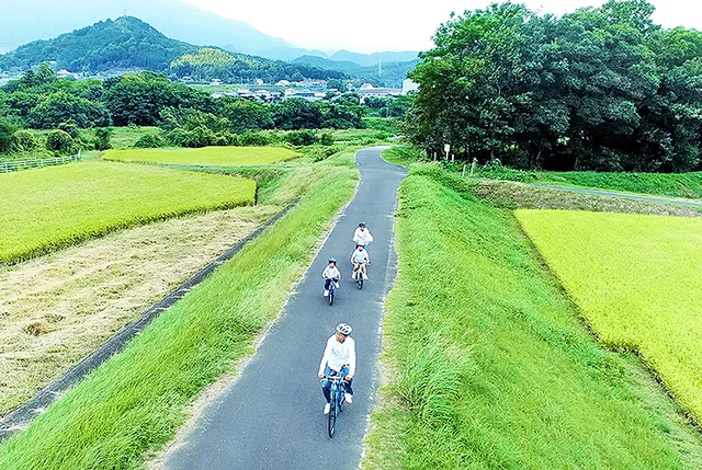 田園のなかを走る重信川サイクリングロード
