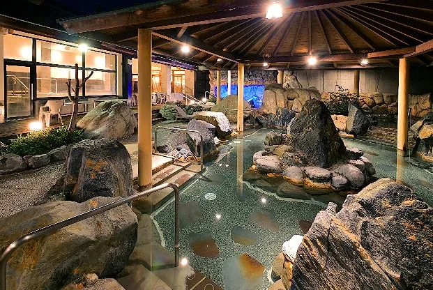 自然石を積んだ庭園のような岩風呂