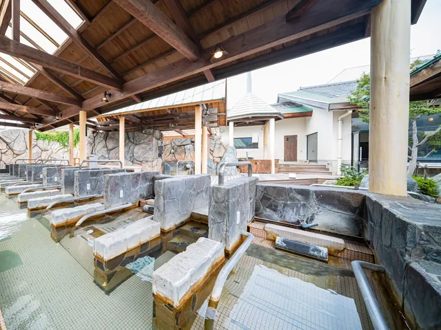 浅い湯に横たわる寝湯