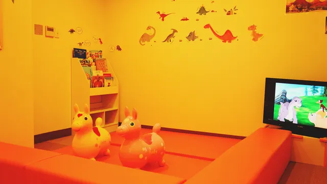 恐竜の壁画があるキッズルーム