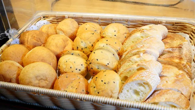 トレーに山盛りに並んだ朝食のパン