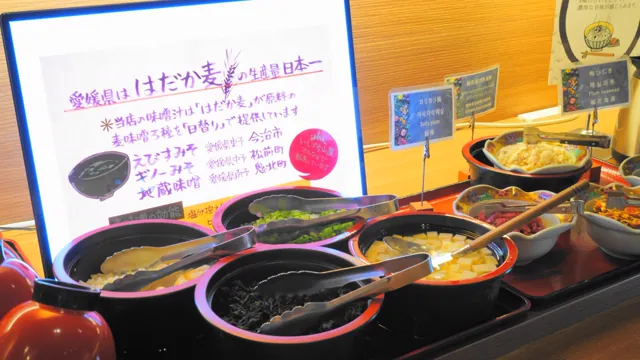 「本日のみそ汁」のコーナー。愛媛県は、はだか麦の生産量日本一という掲示がある