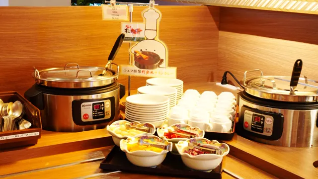 ごはんのコーナー。炊飯器の前に、お供の小鉢が並ぶ