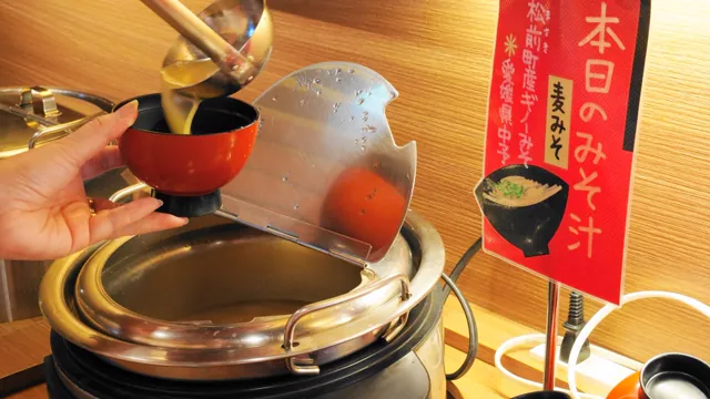 朝食ビュッフェの「本日のみそ汁」を、お椀によそっているところ