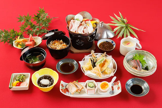 宴会コース「さくらひめ」の一例。蒸し物や小鉢が並ぶ