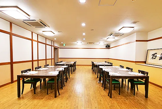 書の額を掛けた、和の宴会場