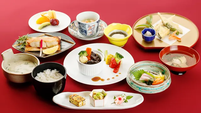 会席「調」の御膳全体。ごはんと汁物、お造りや揚げ物の小皿が並ぶ